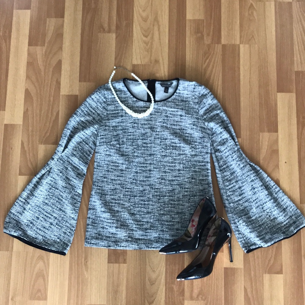 Banana Republic XS Flare Sleeve Top ✨